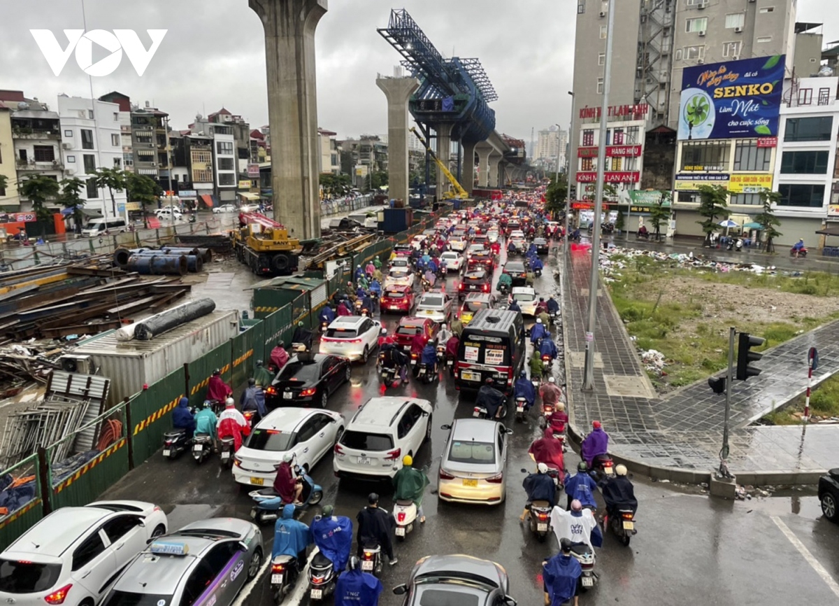 torrential rain causes traffic chaos in hanoi picture 5