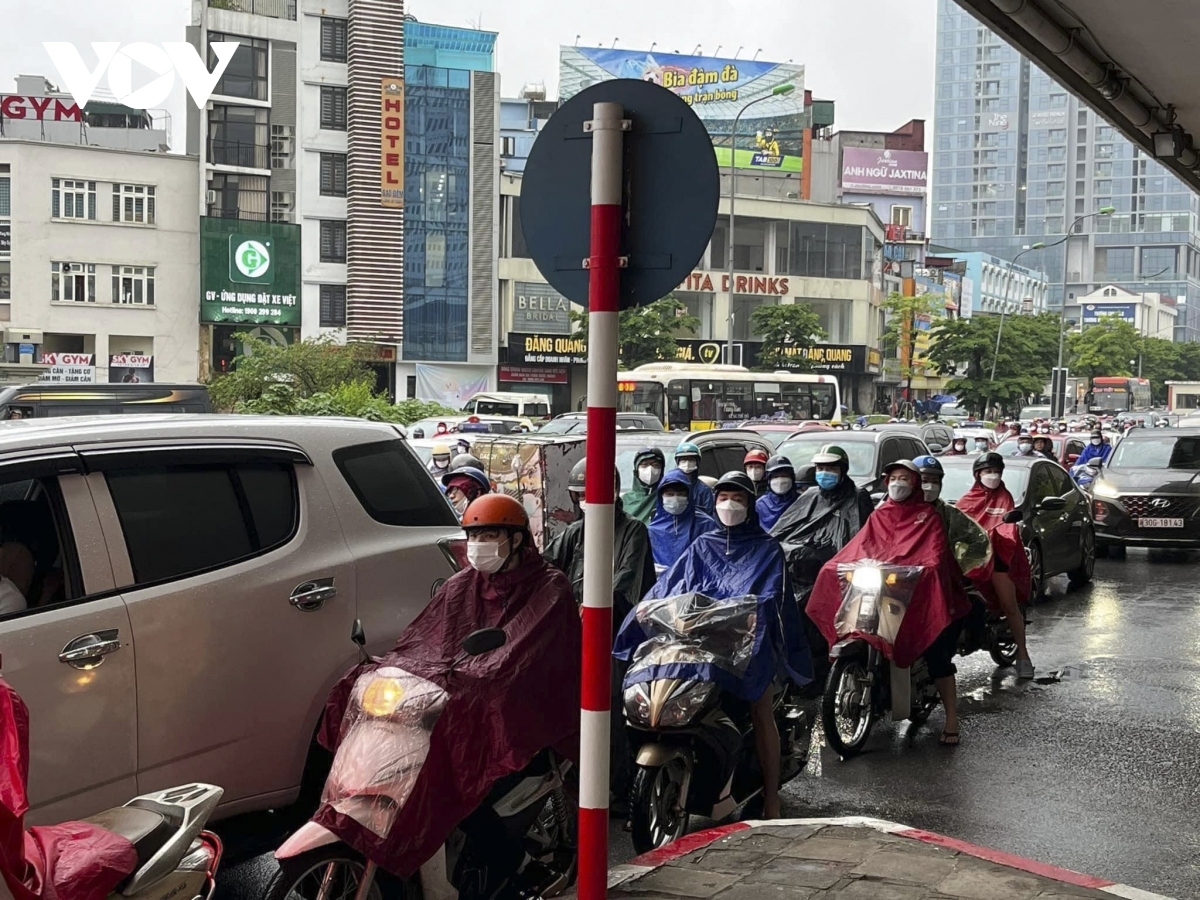 torrential rain causes traffic chaos in hanoi picture 6