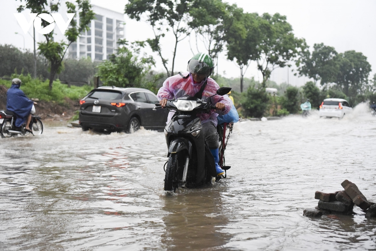 torrential rain causes traffic chaos in hanoi picture 9