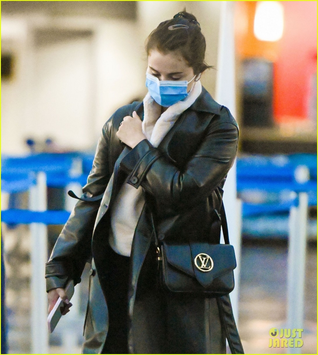 selena gomez tái xuất mệt mỏi, kém sắc tại sân bay sau tin đồn hẹn hò tài tử chris evans hình ảnh 3 selena gomez tai xuat met moi, kem sac tai san bay sau tin don hen ho tai tu chris evans hinh anh 3