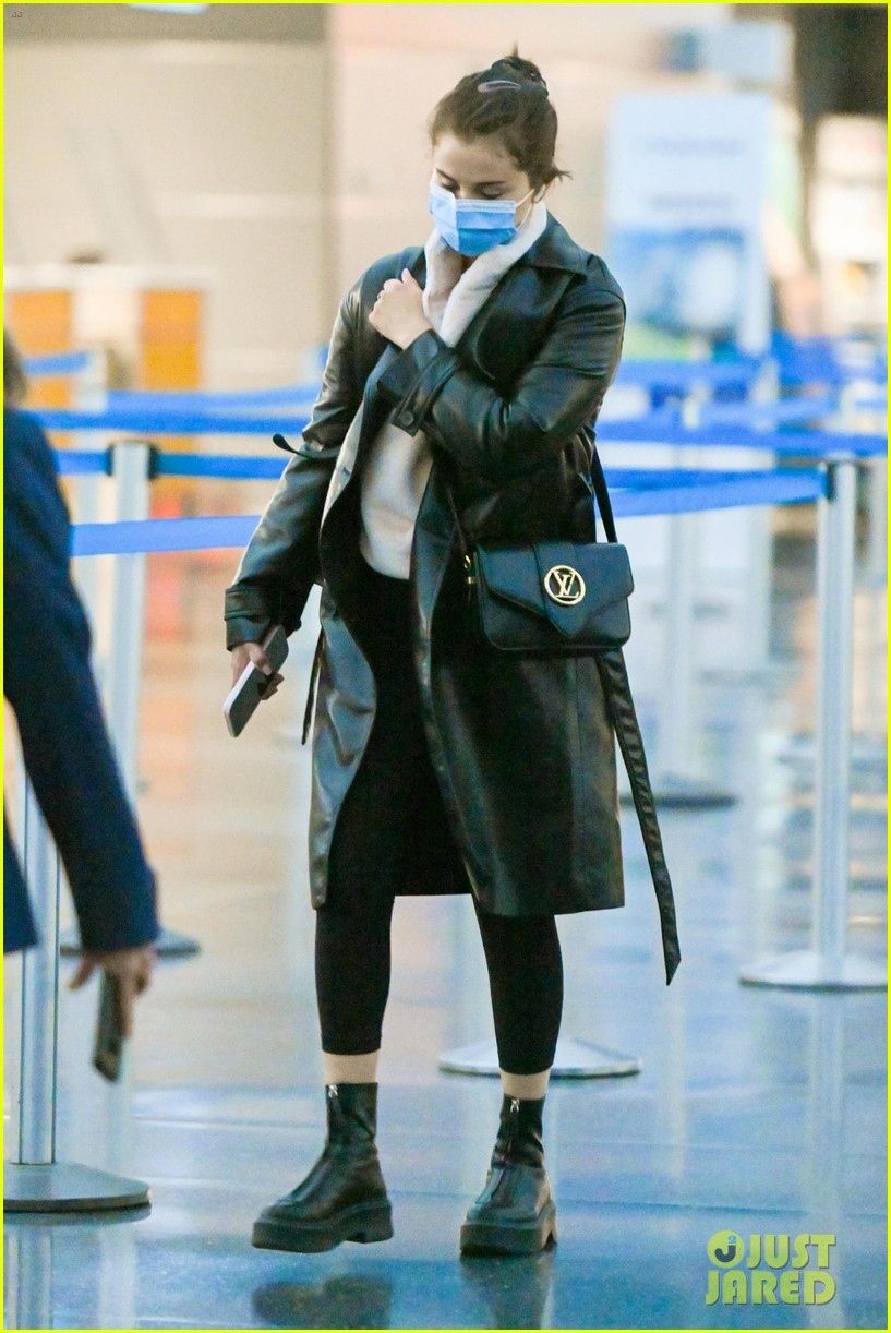 selena gomez tái xuất mệt mỏi, kém sắc tại sân bay sau tin đồn hẹn hò tài tử chris evans hình ảnh 4 selena gomez tai xuat met moi, kem sac tai san bay sau tin don hen ho tai tu chris evans hinh anh 4
