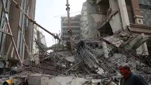 Hiện trường vụ sập tòa nhà 10 tầng ở Iran. Ảnh: Independent