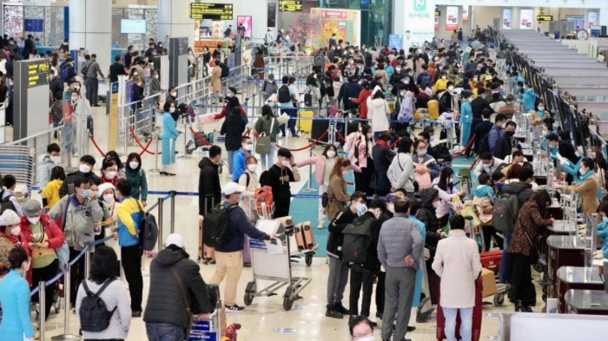 passengers flood largest airports on final day of national holidays picture 1