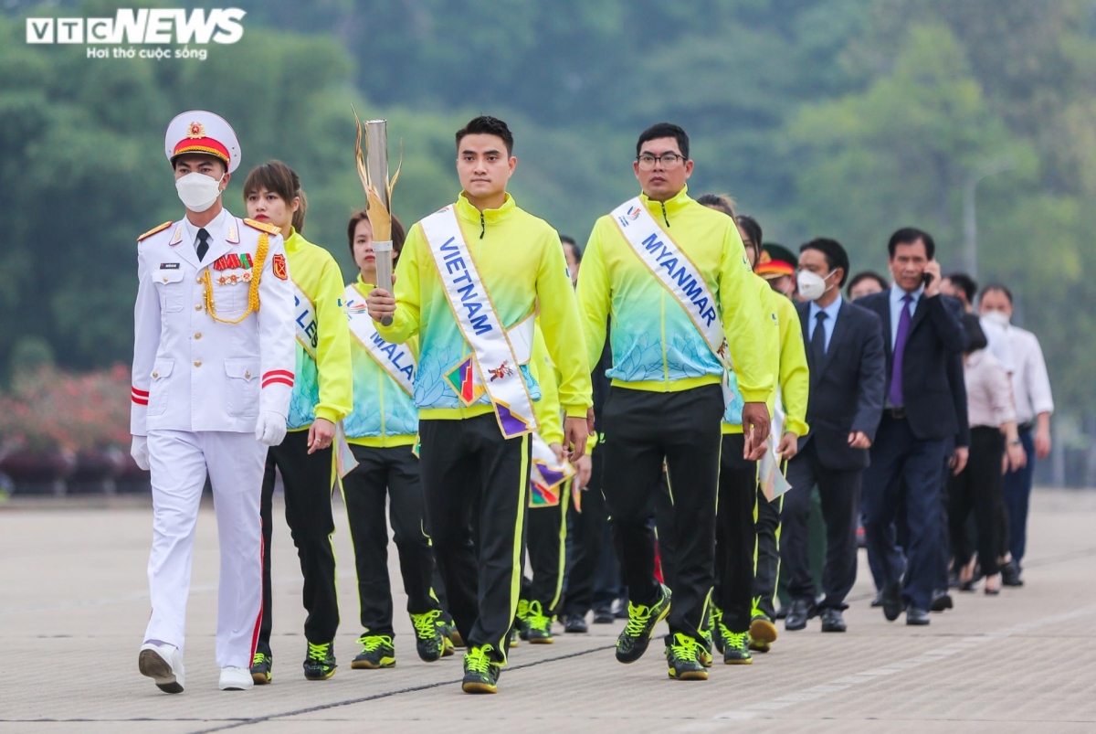 sea games 31 torch relay held in hanoi picture 1