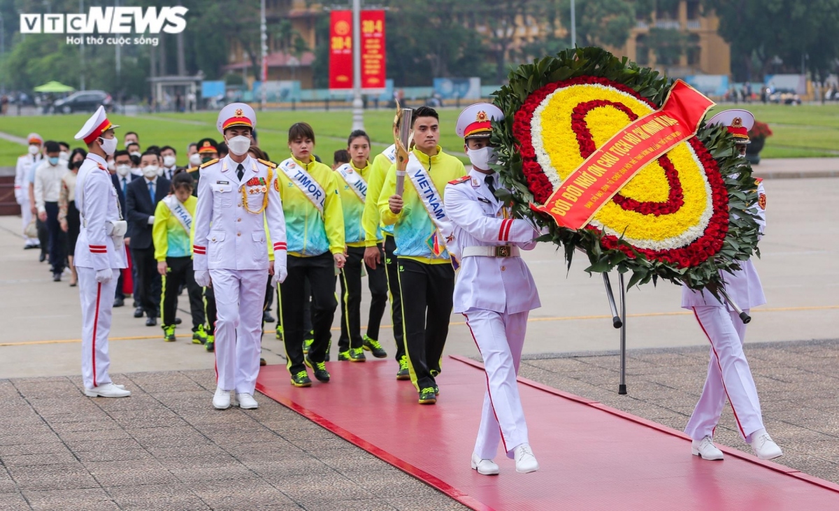 sea games 31 torch relay held in hanoi picture 2