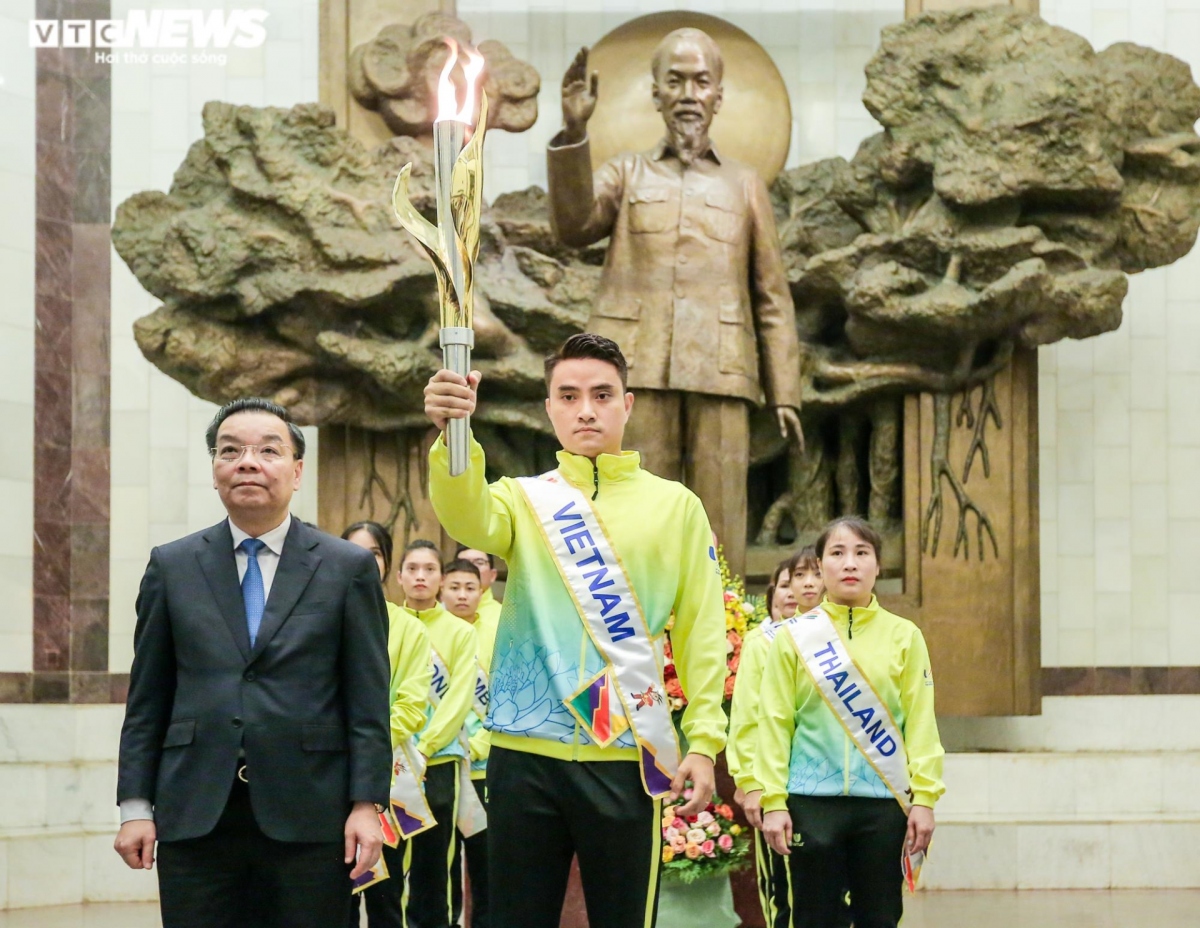 sea games 31 torch relay held in hanoi picture 8