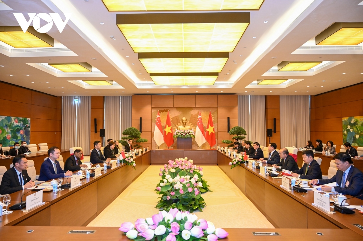 vietnam, singapore look to foster all-around relations picture 2