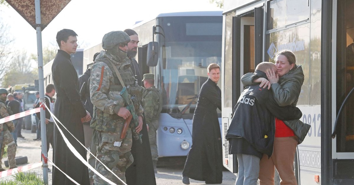 Bộ Quốc phòng Nga cho biết, hơn 100 người đã được giải cứu khỏi nhà máy Azovtal trong 2 ngày cuối tuần vừa qua. Ảnh: Reuters