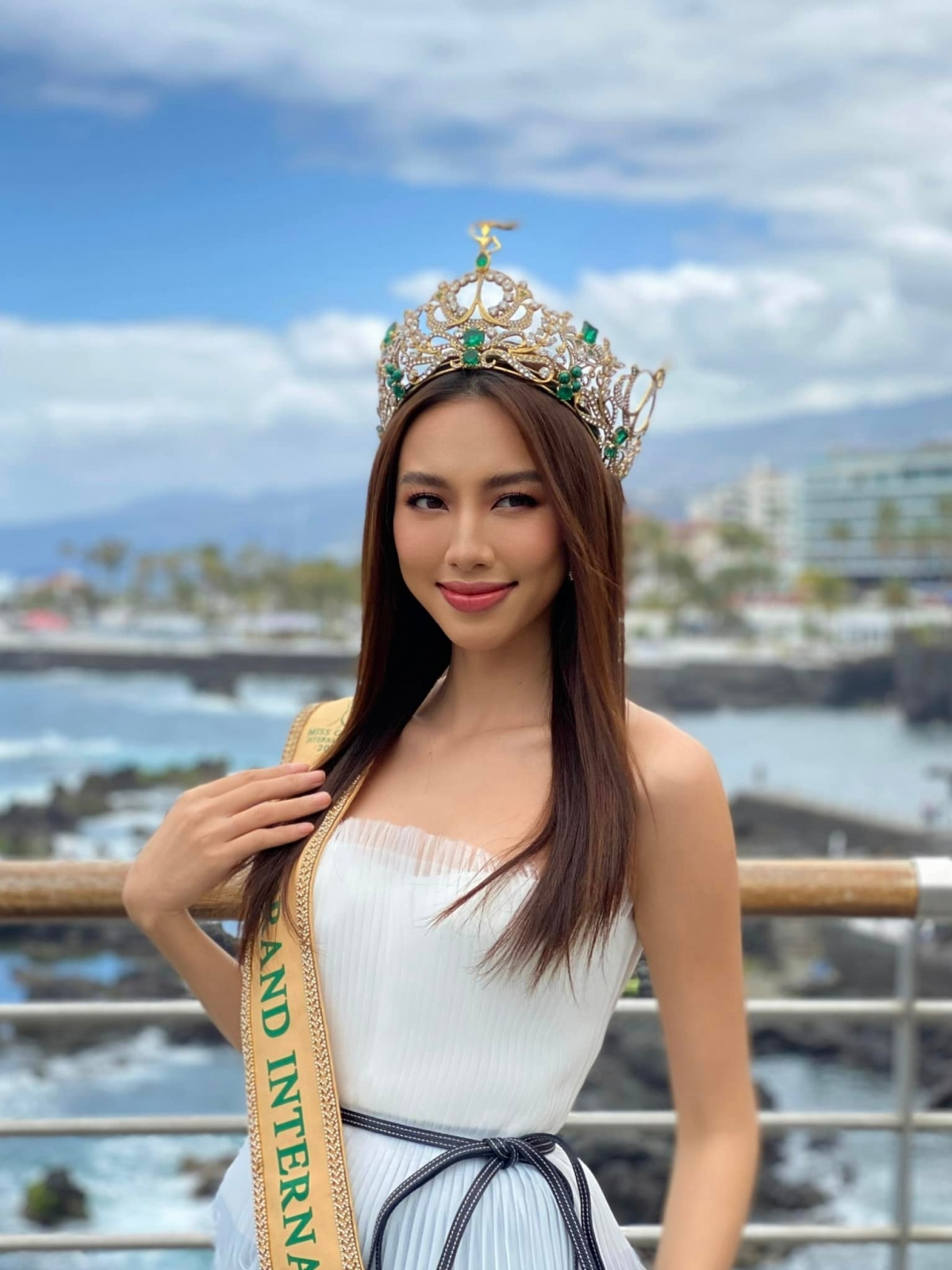 Hình ảnh đầu tiên của Hoa hậu Hòa bình Quốc tế Thùy Tiên tại Việt Nam