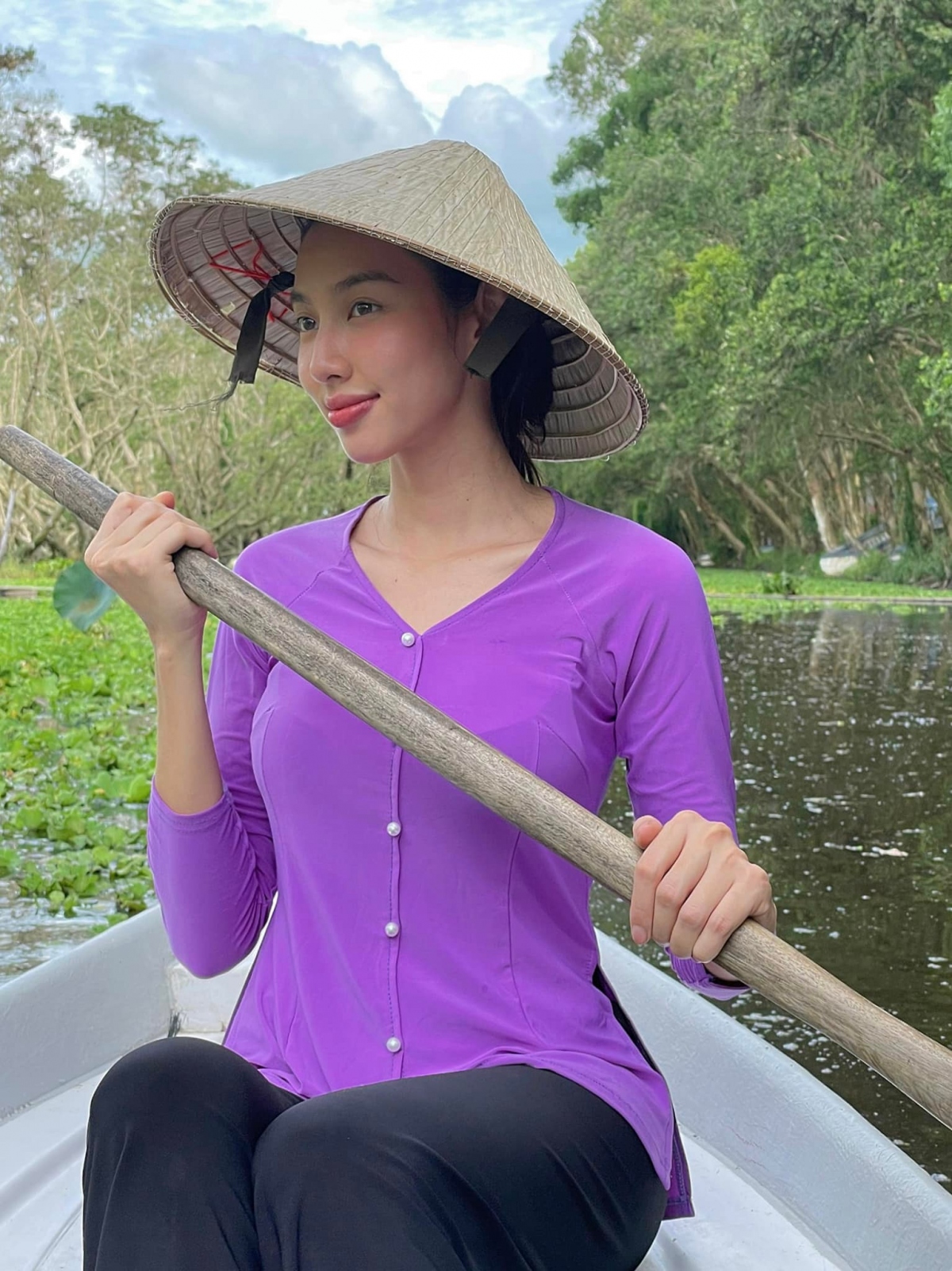Hoa hậu Thùy Tiên mặc áo bà ba, hóa \