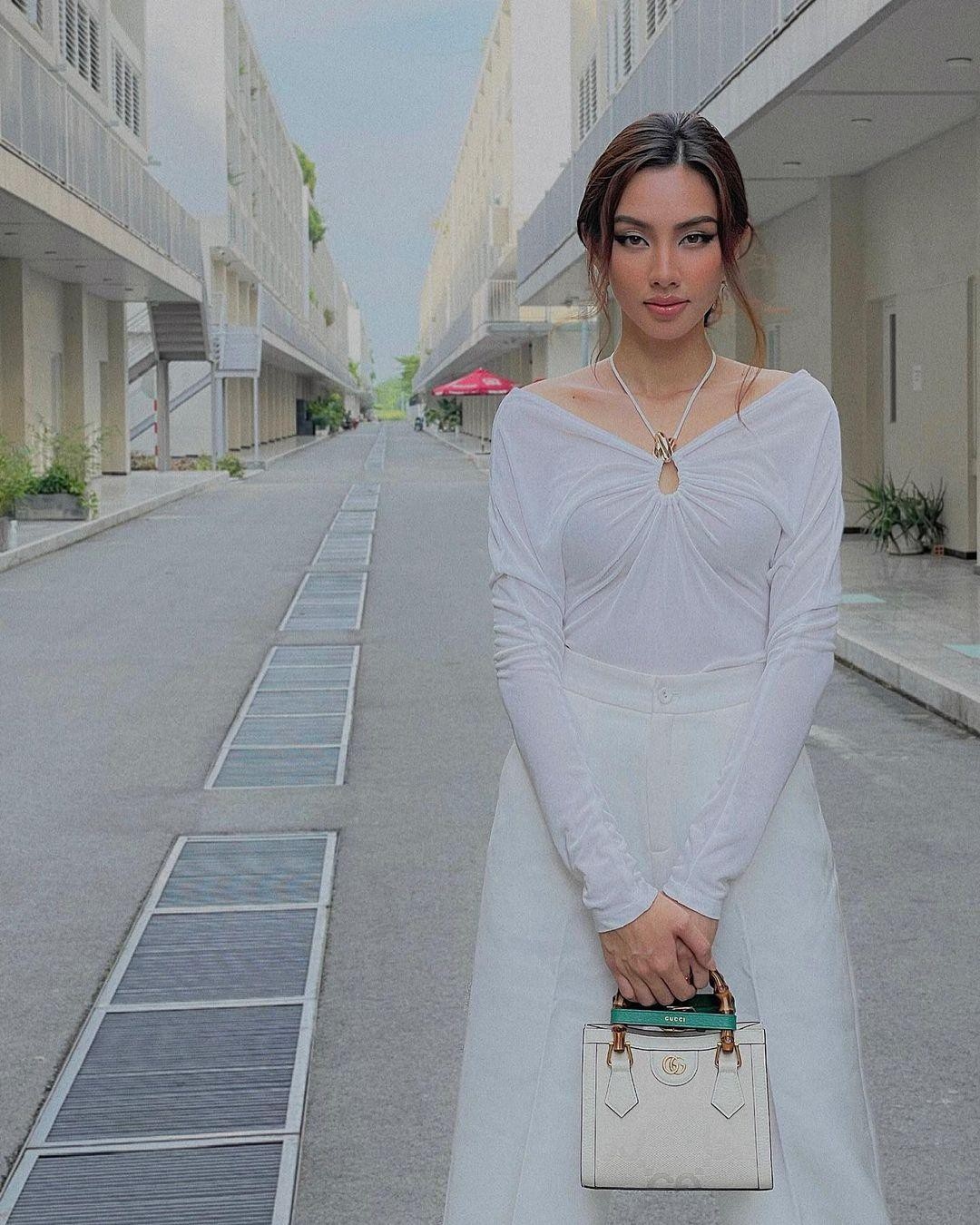Hoa hậu Hòa bình Quốc tế 2021 thả dáng cuốn hút với với trang phục tông màu trắng gợi cảm.
