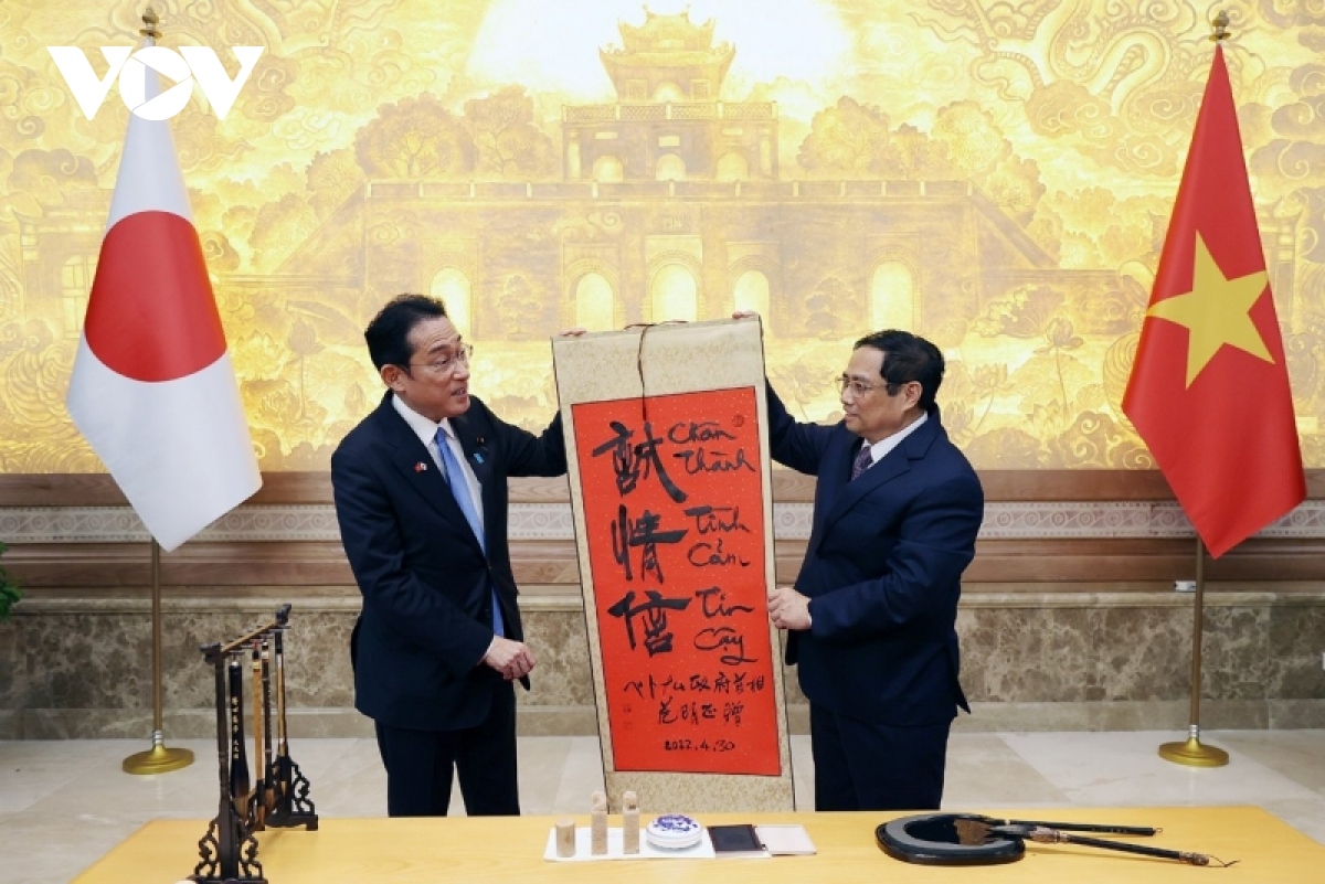 Prime Minister Pham Minh Chinh introduces PM Kishida to Vietnamese culture through the art of calligraphy.