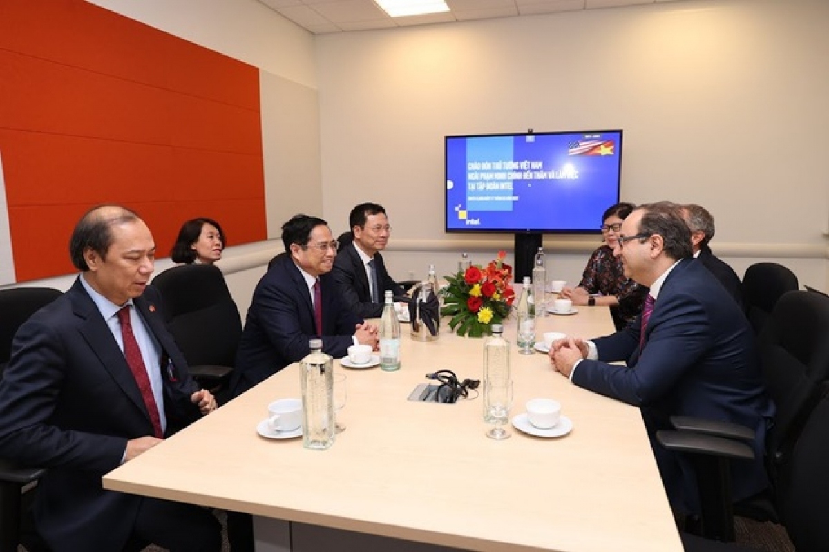 vietnamese government leader visits intel, apple and google picture 1