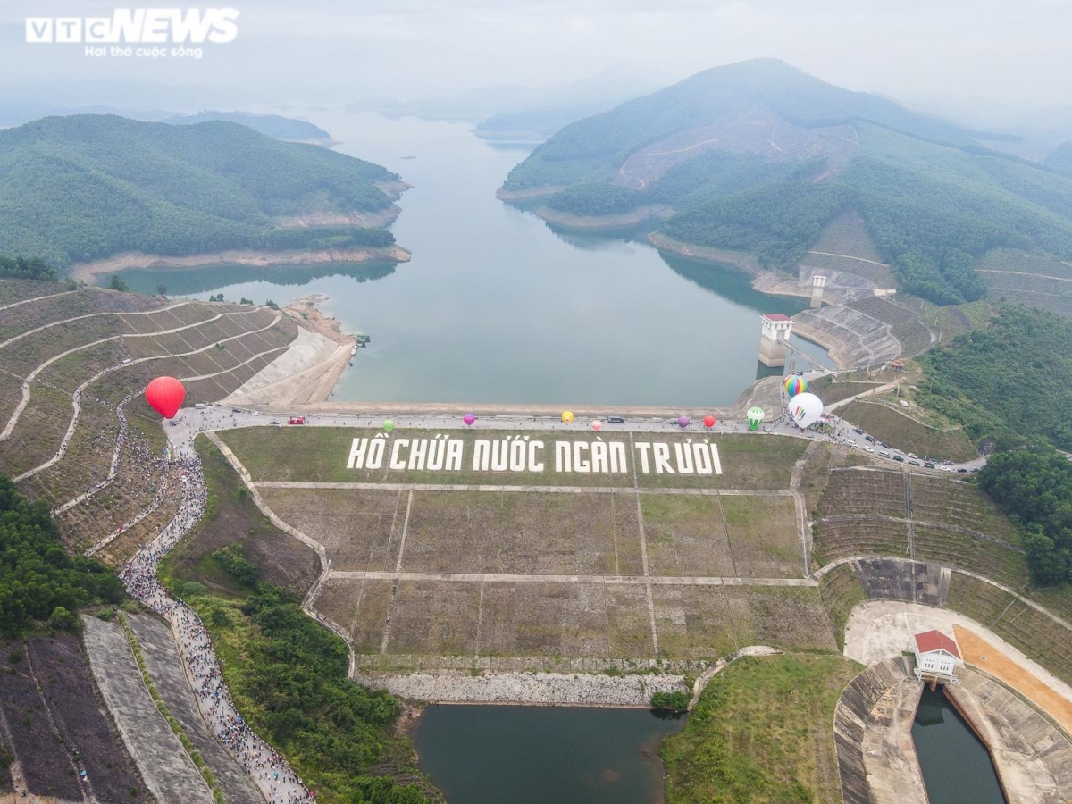 hot air balloon festival takes to the skies above ha tinh picture 4