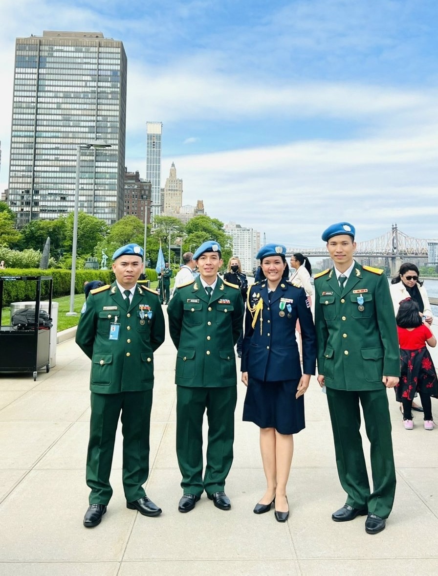 three vietnamese military officers awarded unhq medal picture 1