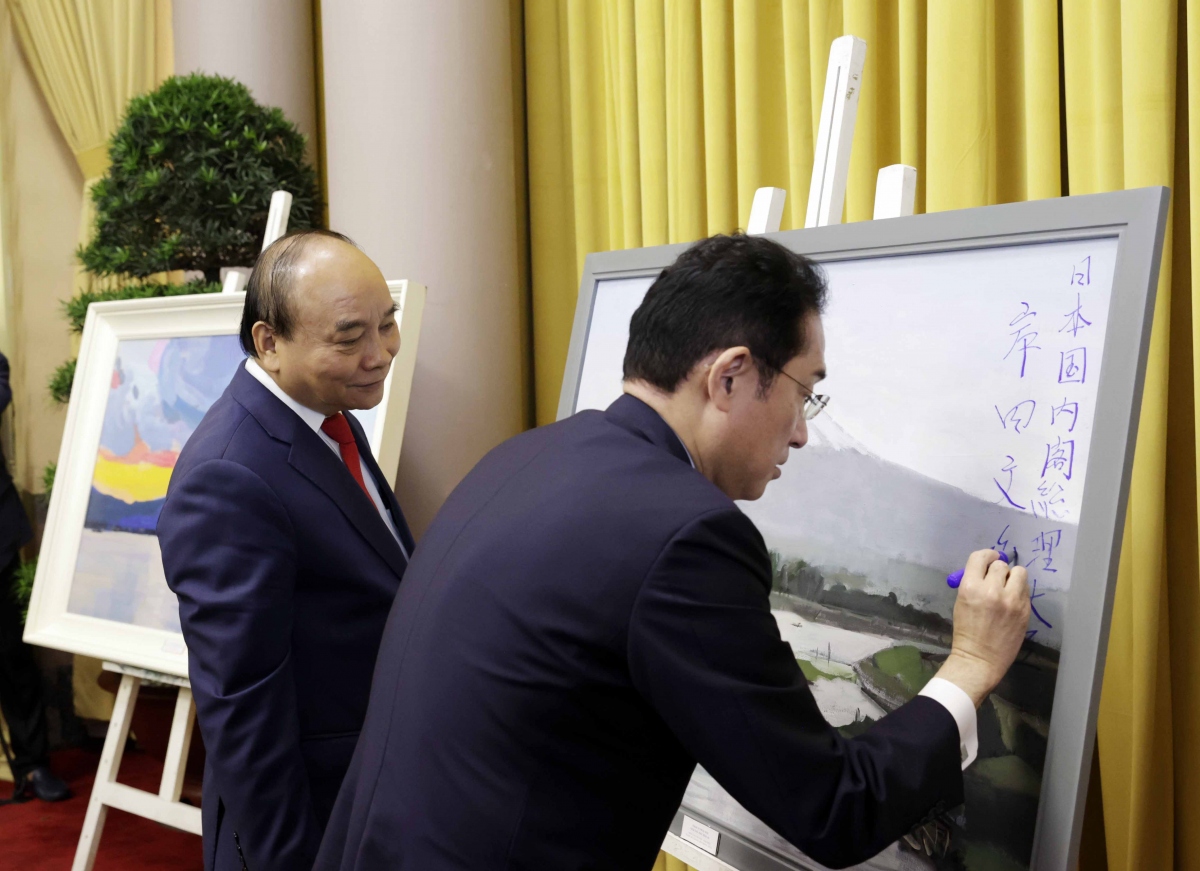 Thủ tướng Nhật Bản Kishida Fumio ký lên bức tranh phong cảnh về đất nước Nhật Bản tặng Chủ tịch nước Nguyễn Xuân Phúc