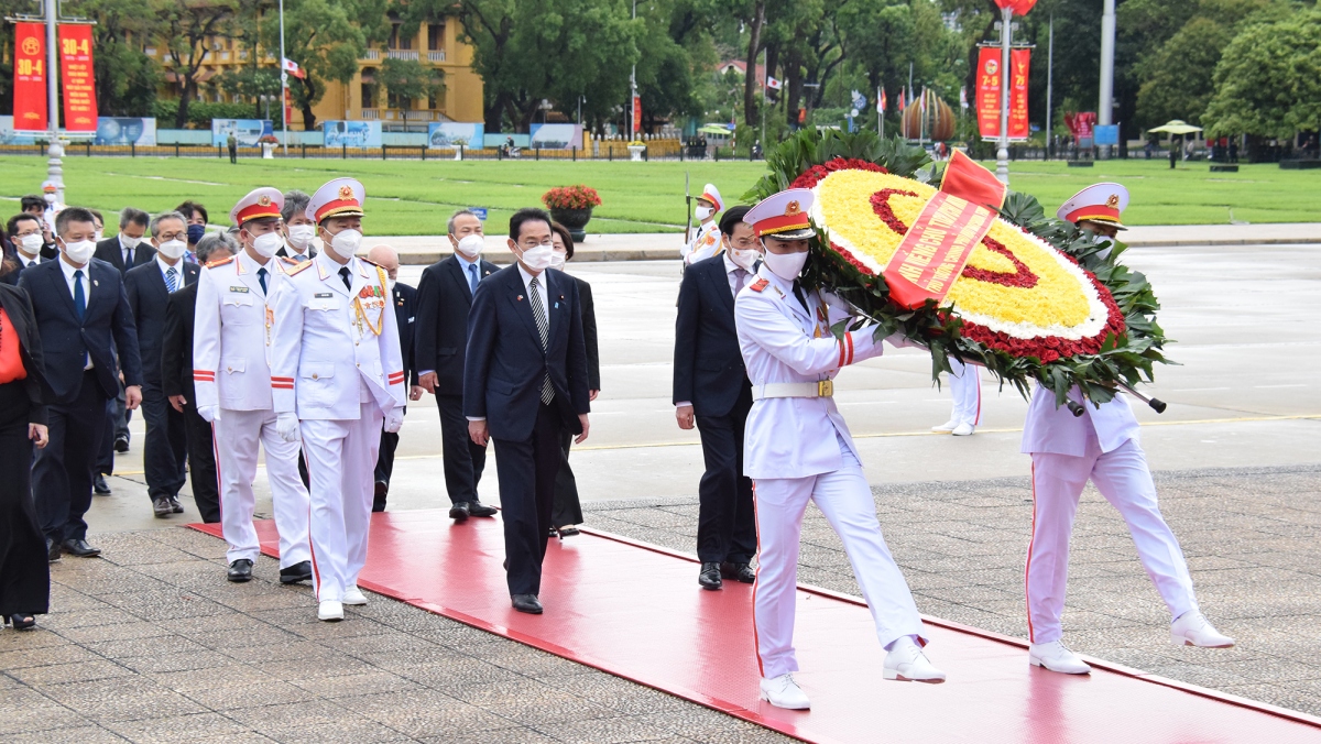 Thủ tướng Nhật Bản cùng Đoàn đại biểu dâng hoa vào Lăng viếng Chủ tịch Hồ Chí Minh