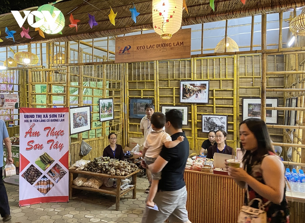 Visitors can enjoy sampling traditional food of Hanoi.
