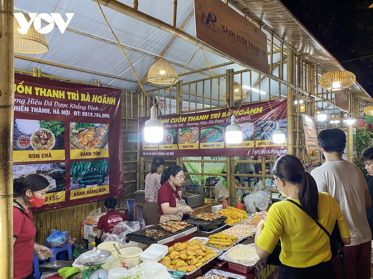 On display are several booths which introduce local cuisine such as Banh Cuon Thanh Tri, also known as Thanh Tri steamed roll rice pancakes, Uoc Le pork paste, Pho, a type of rice noodle dish, and Bun Cha, grilled pork with rice vermicelli noodles.