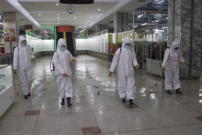 Nhân viên phun khử khuẩn tại bách hóa ở thủ đô Bình Nhưỡng của Triều Tiên cuối năm 2020. Ảnh: AP