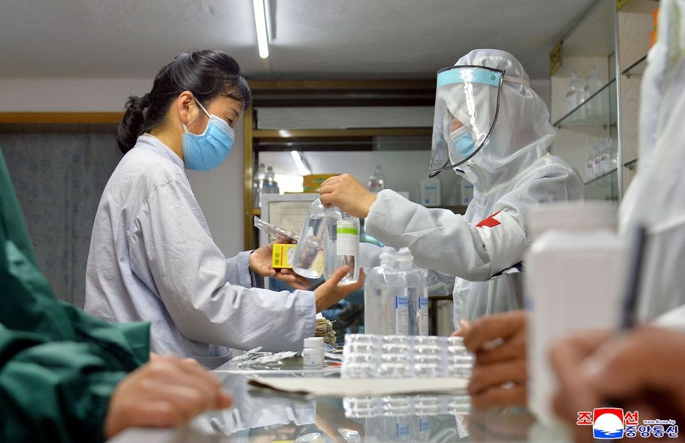 Lực lượng quân y Triều Tiên tham gia phân phối thuốc trong bối cảnh lo ngại về bệnh do Covid-19 lây lan ở Bình Nhưỡng. Ảnh: KCNA/Reuters