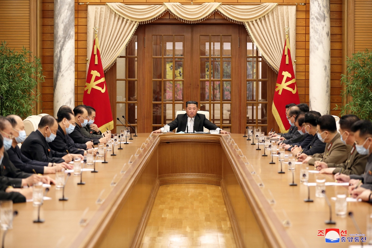 Nhà lãnh đạo Triều Tiên Kim Jong Un chủ trì cuộc họp của Đảng Lao động Triều Tiên về các biện pháp phản ứng trước Covid-19 ngày 12/5/2022. Ảnh: KCNA