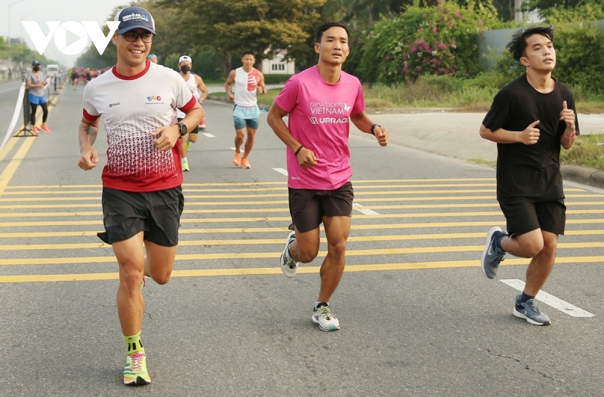 over 2,500 athletes participate in ironman 70.3 vietnam triathlon picture 1