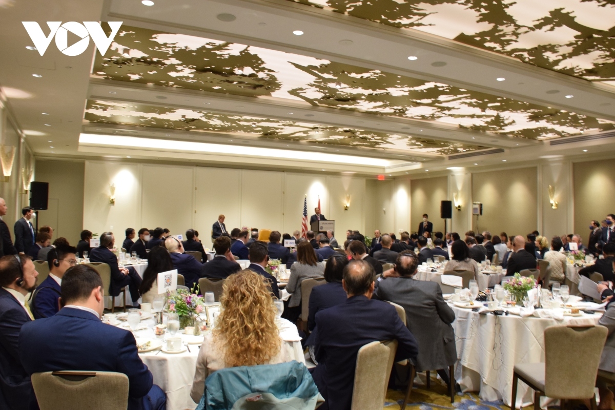 Representatives of the US-ASEAN Business Council (USABC) and the US Chamber of Commerce (USCC) attend a meeting with PM Pham Minh Chinh who is in Washington DC for a working trip to the US.