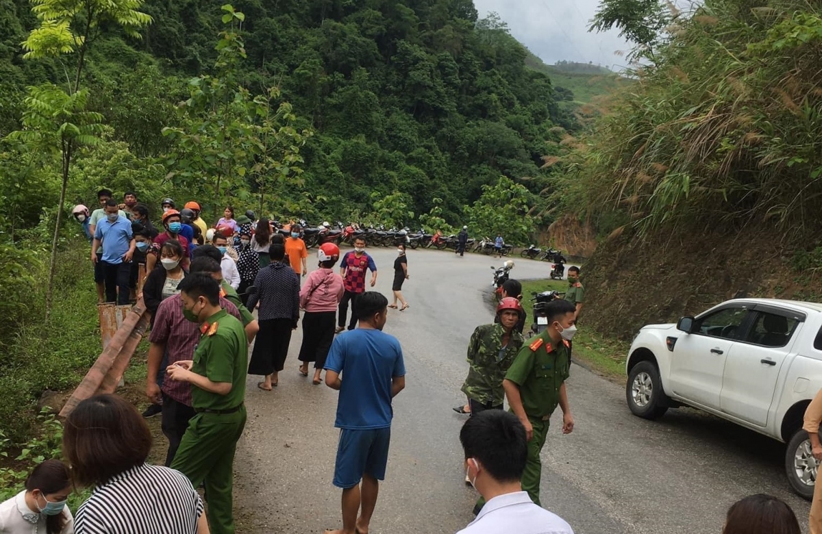 O to mat lai lao xuong ho, 1 nguoi tu vong hinh anh 1