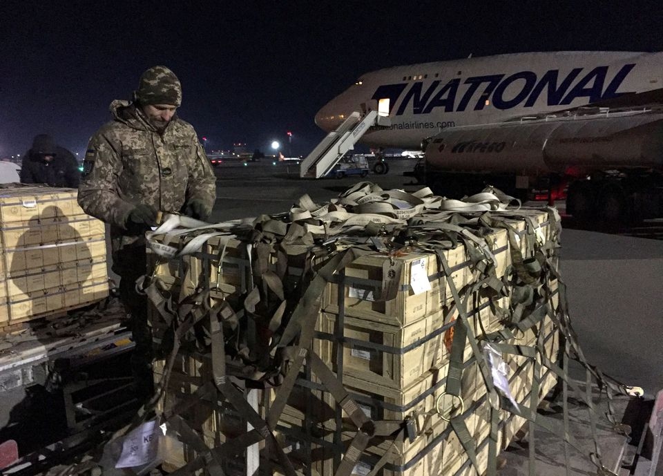 Viện trợ quân sự của Mỹ chuyển cho Ukraine được dỡ xuống từ máy bay ở sân bay quốc tế Boryspil, ngoại ô thủ đô Kiev, Ukraine ngày 13/2/2022. Ảnh: Reuters
