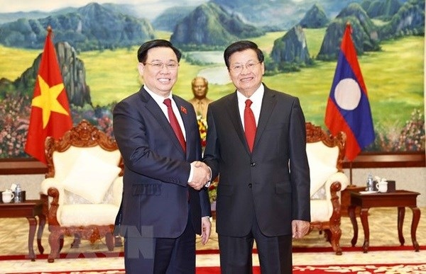 NA Chairman Vuong Dinh Hue (L) and General Secretary of the Lao People's Revolutionary Party (LPRP) Central Committee and President of Laos Thongloun Sisoulith (Photo: VNA)