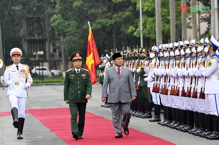 indonesia defence minister visits vietnam, holds talks in hanoi picture 1