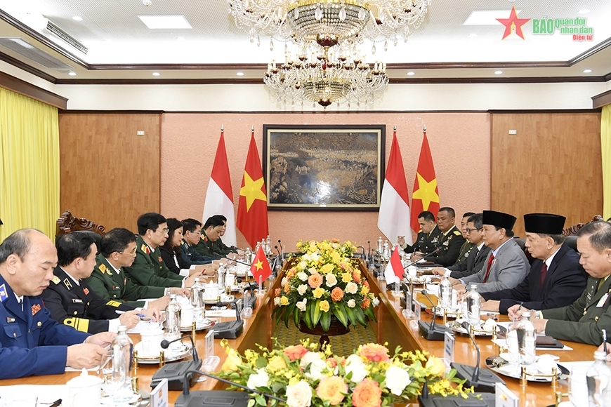 indonesia defence minister visits vietnam, holds talks in hanoi picture 2
