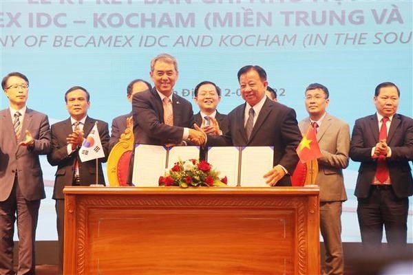 At the signing ceremony of a MoU on investment cooperation between the Korean Chamber of Commerce and Industry in the South and Middle of Vietnam (KOCHAM) and Becamex IDC