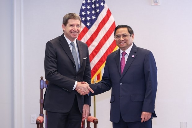 Prime Minister Pham Minh Chinh (right) meets CEO of the US International Development Finance Corporation (DFC) Scott A. Nathan on May 12 (US time) as part of his trip to the US.