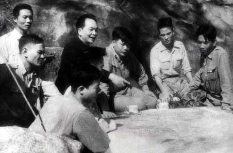 Đại tướng Võ Nguyên Giáp cùng các cán bộ chỉ huy
họp bàn kế hoạch tác chiến trong chiến dịch Điện Biên Phủ.