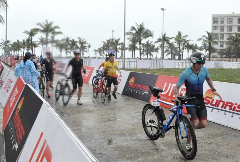 ironman 70.3 việt nam 2022 thử thách vĐv bằng cơn mưa lớn kéo dài hình ảnh 4 ironman 70.3 viet nam 2022 thu thach vDv bang con mua lon keo dai hinh anh 4
