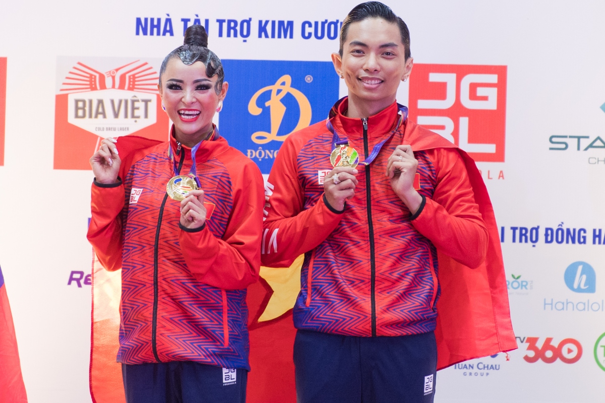 Phan Hiển cùng đồng đội mang về 5 HCV cho dancesport Việt Nam tại SEA Games 31