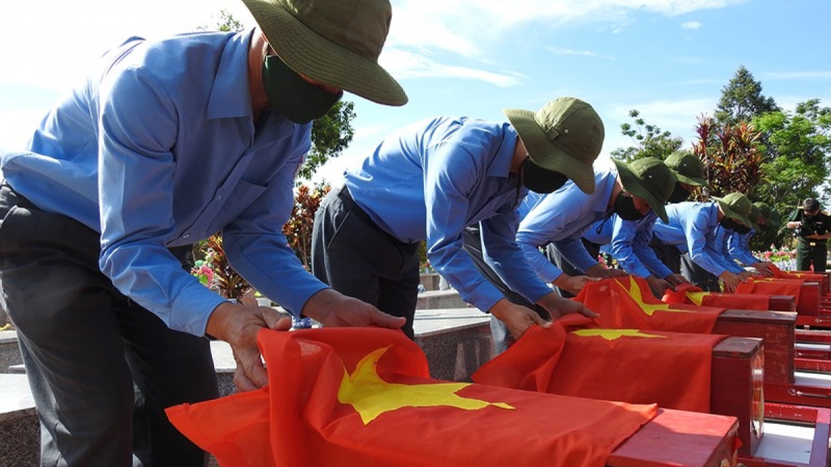 Vietnamese volunteer soldiers and experts who sacrificed in Laos in the past now rest in peace in their native home.