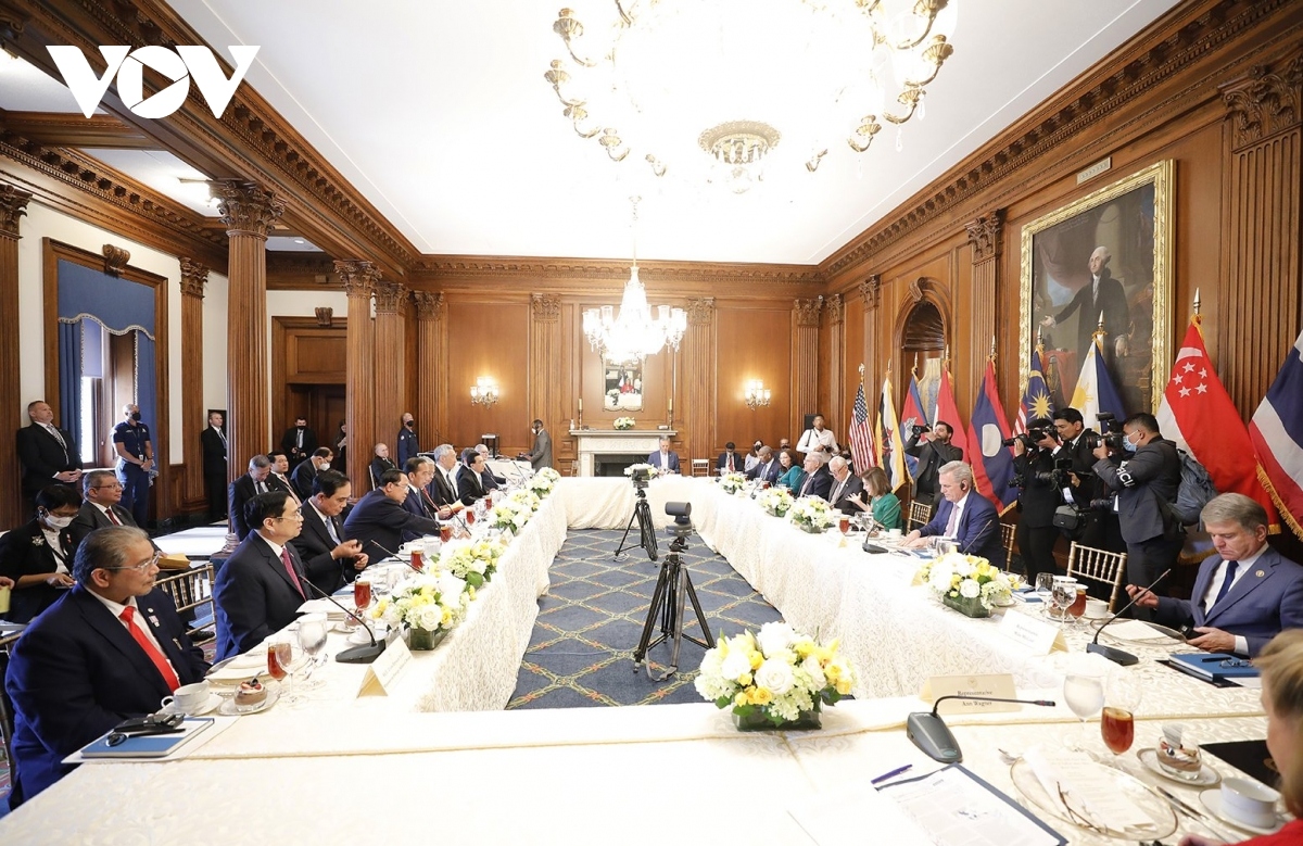 Leaders of ASEAN and the US Congress review cooperation between ASEAN and the US during a working lunch in the Capital Hill.
