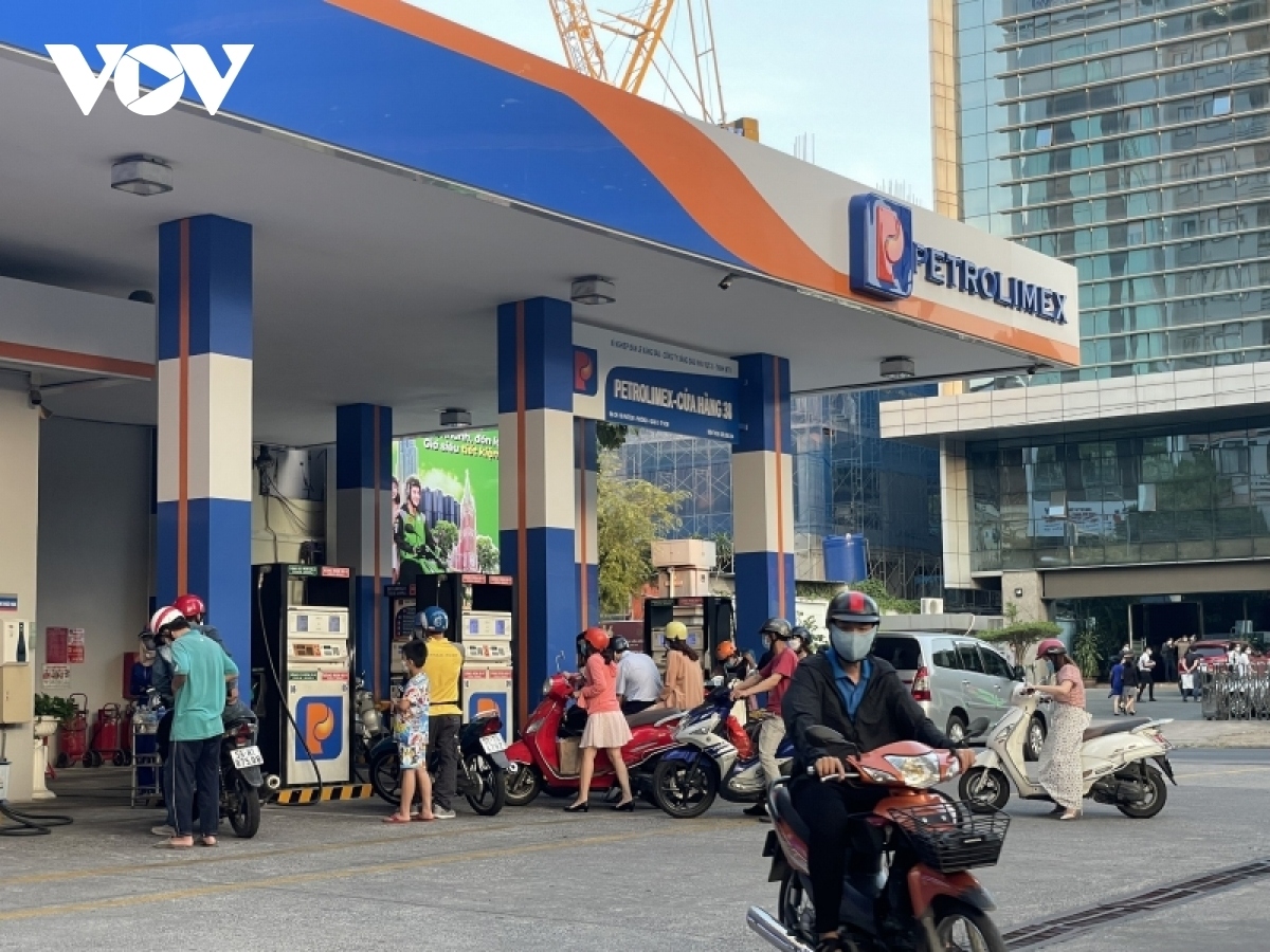 domestic retail petrol prices rise to vnd28,430 per litre picture 1