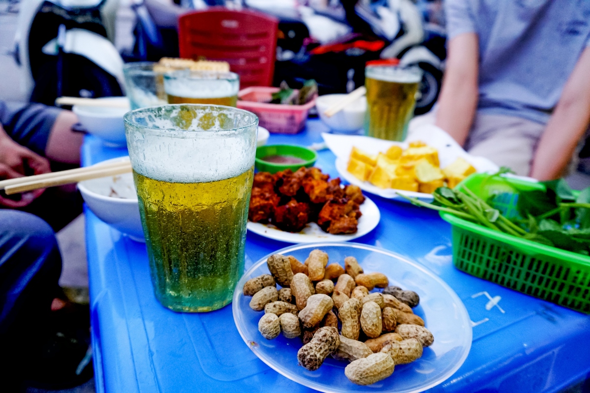 Quán bia hơi Hà Nội “hốt bạc” ngày nắng nóng | VOV.VN