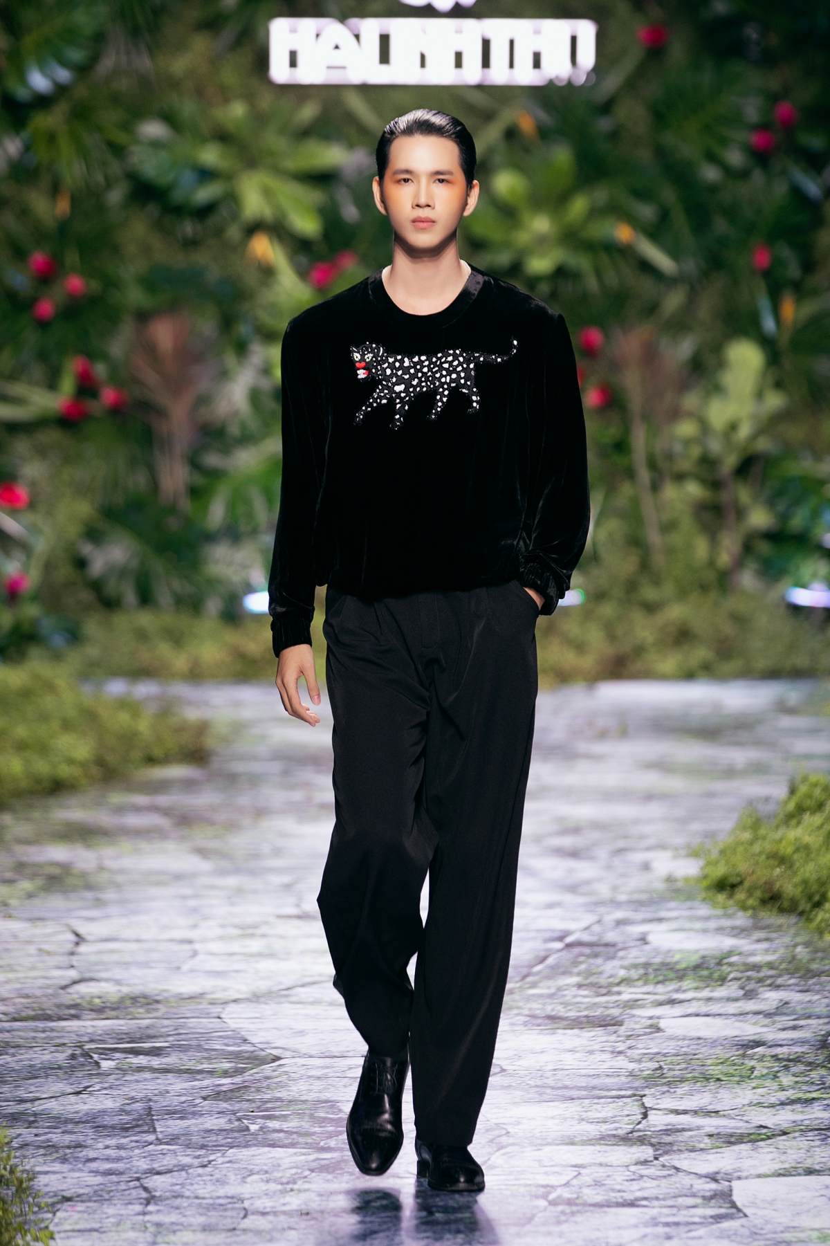 siêu mẫu thanh hằng bất ngờ làm vedette, catwalk giữa rừng hình ảnh 4 sieu mau thanh hang bat ngo lam vedette, catwalk giua rung hinh anh 4