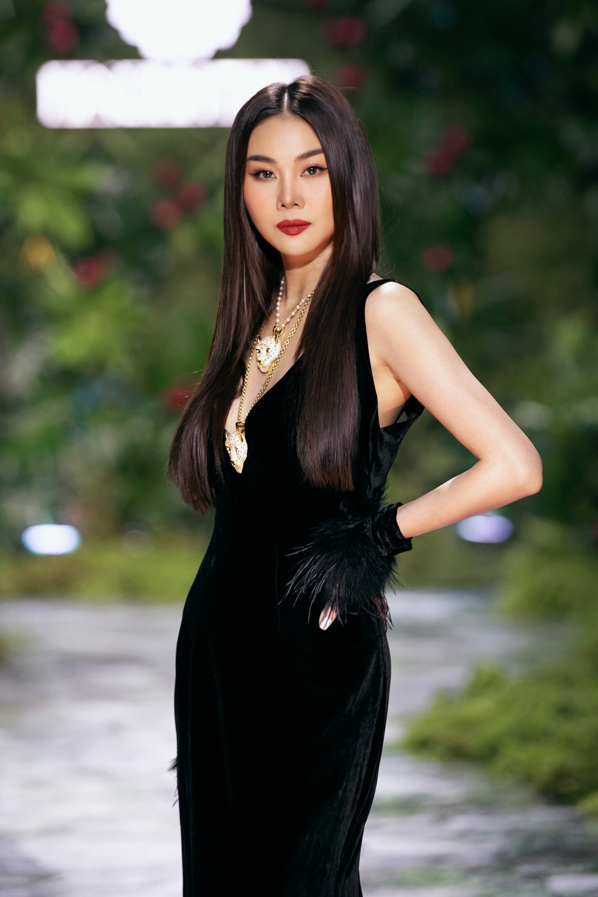 siêu mẫu thanh hằng bất ngờ làm vedette, catwalk giữa rừng hình ảnh 3 sieu mau thanh hang bat ngo lam vedette, catwalk giua rung hinh anh 3