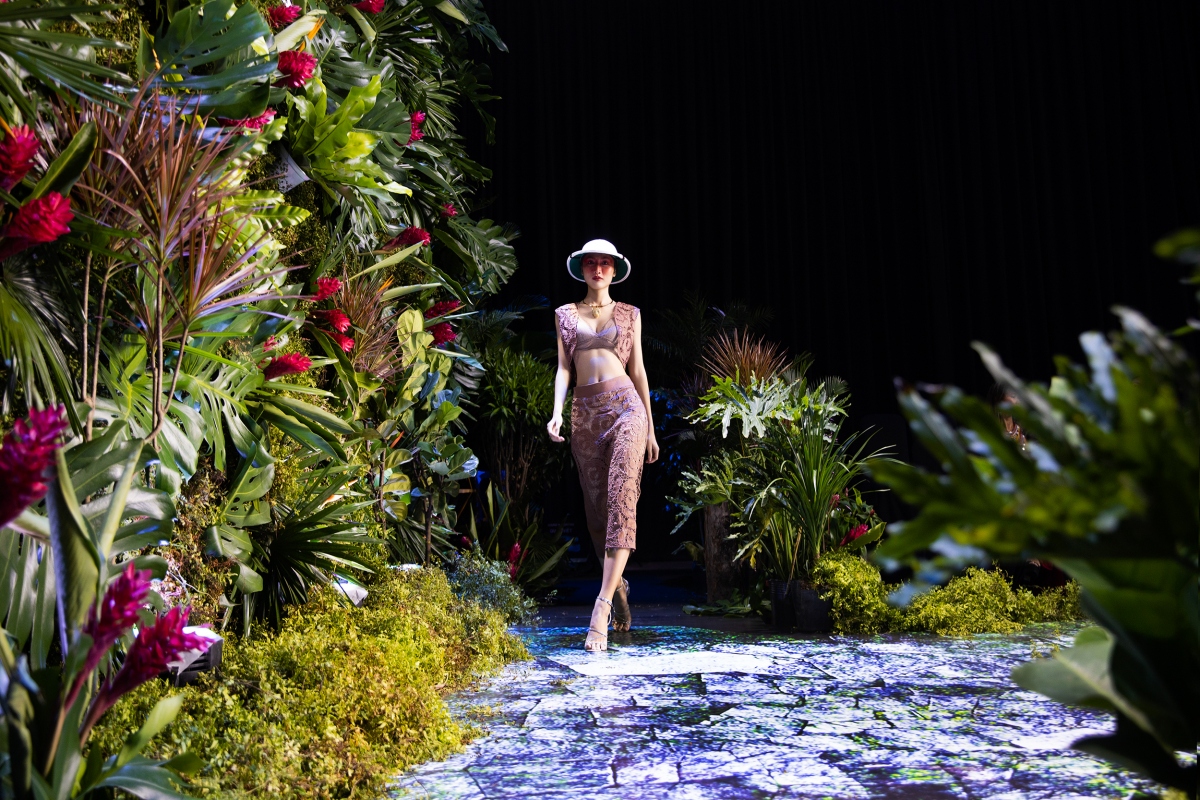 sieu mau thanh hang bat ngo lam vedette, catwalk giua rung hinh anh 5