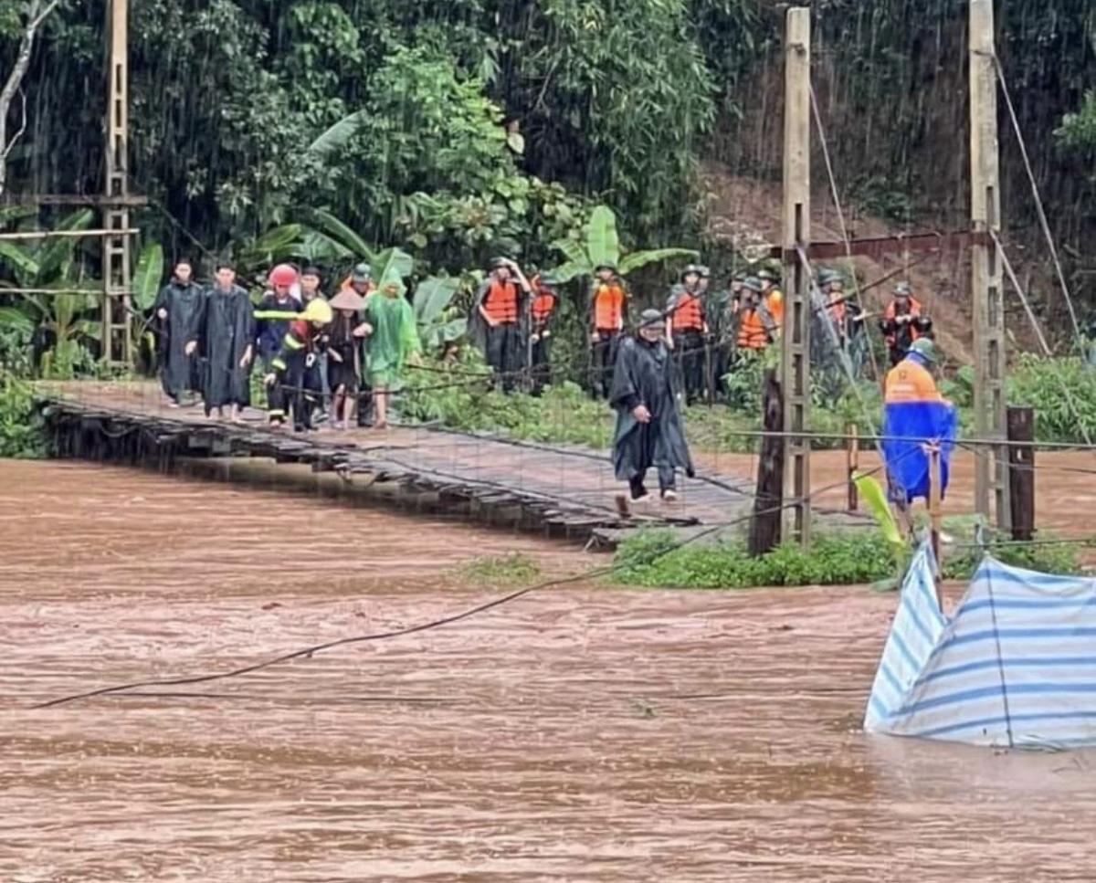 bo doi, cong an...dam mua ung cuu nguoi dan tp son la giua bien nuoc hinh anh 1