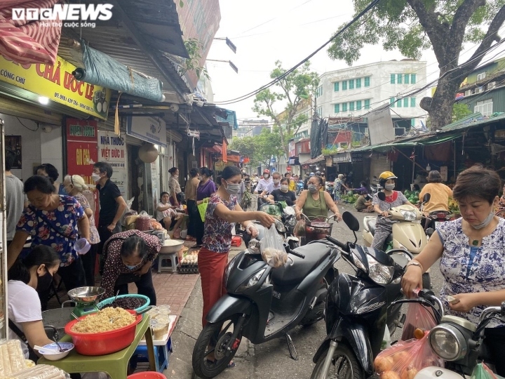 hanoi market bustling ahead of doan ngo festival picture 1