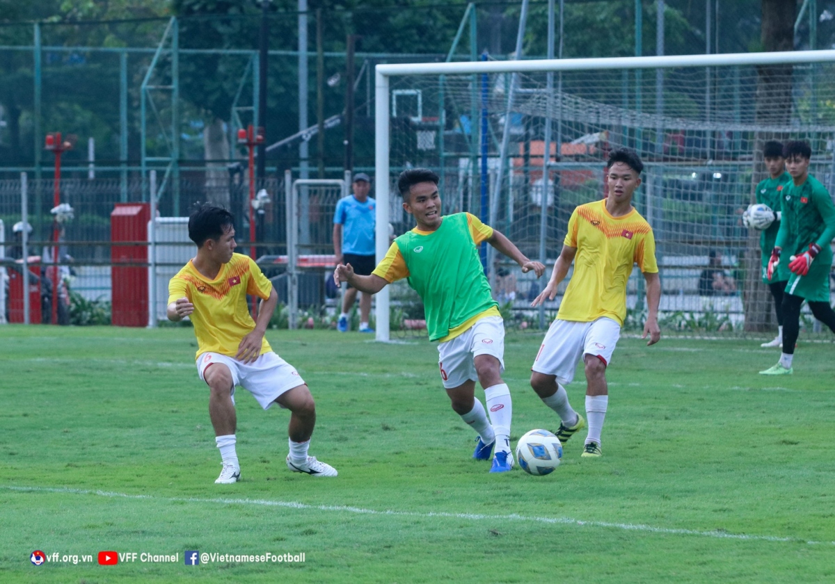 u19 viet nam ra san tap luyen sau khi di chuyen hanh xac toi indonesia hinh anh 10