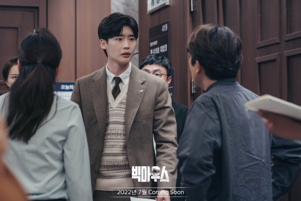 Hé lộ những cảnh quay đầu tiên của Lee Jong Suk trong “Big Mouse” - Ảnh 2.