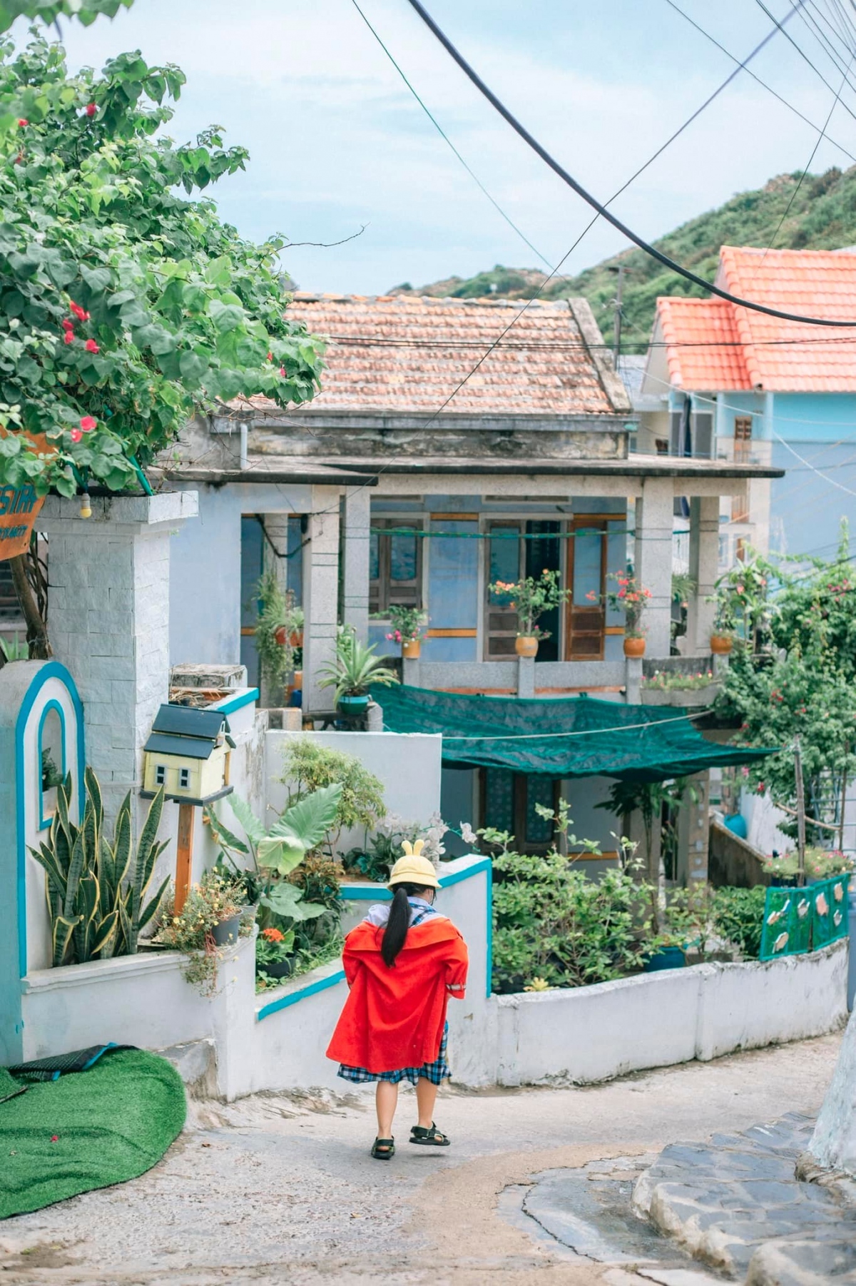 “Với tone màu sáng, lên hình cứ ngỡ như lạc bước tại Hàn Quốc. Nơi này khiến tôi liên tưởng tới bối cảnh bộ phim ăn khách ‘Hometown Cha-Cha-Cha’ của Hàn Quốc” – blogger Rọt chia sẻ.